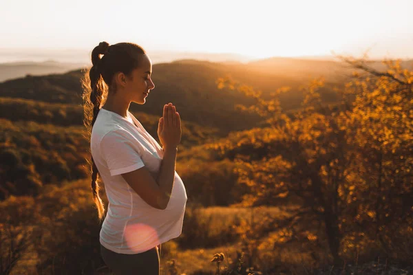 出産時の自然との調和の精神的 感情的な概念 妊娠中の女性は日没時に丘の上でヨガを練習する 秋の絶景 — ストック写真
