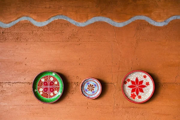 Rode Terracotta Kleur Klei Muur Met Handgemaakte Souvenir Platen Als — Stockfoto