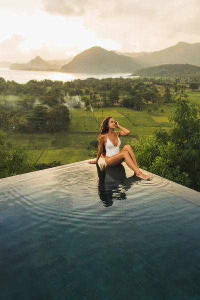 Viaggio Sogno Asia Donna Seduta Sul Bordo Piscina Sfioro Lusso — Foto Stock