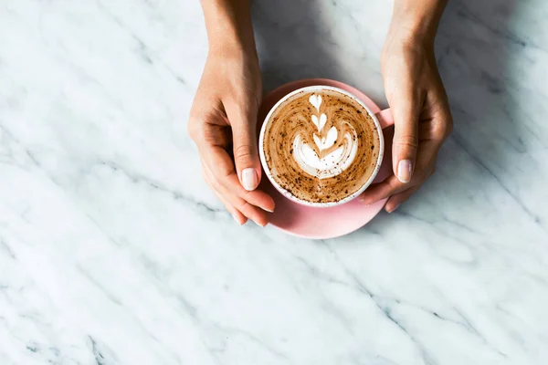 Taza Rosa Capuchino Fresco Manos Mujer Sobre Fondo Mesa Mármol — Foto de Stock