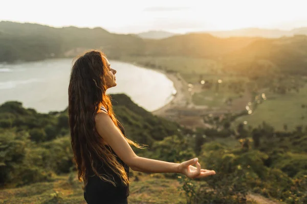 Young Woman Practicing Yoga Poses Sunset Beautiful Ocean Mountain View — Stock Photo, Image