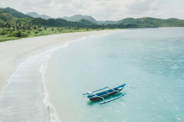 Altes Blaues Traditionelles Hölzernes Fischerboot Auf Türkisblauer Meeresoberfläche Indonesien Wunderschöner — Stockfoto