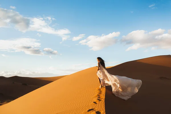 Woman Amazing Silk Wedding Dress Fantastic View Sahara Desert Sand — Stock Photo, Image