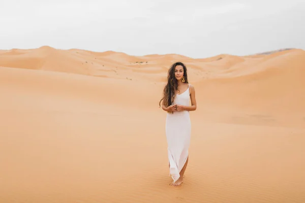 モロッコのサハラ砂漠の砂丘で若い美しい女性のかなりの肖像画 長い髪 東部の外観を持つブレット 白い絹のドレスの花嫁 — ストック写真