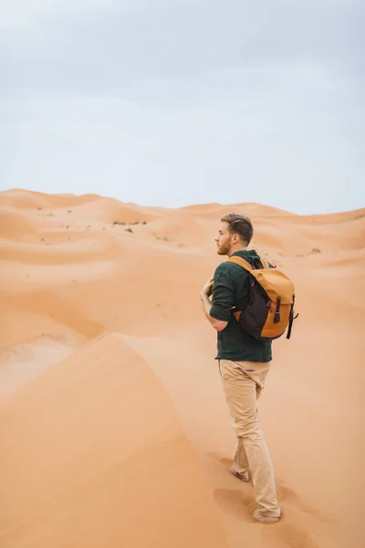 Homem Mochileiro Viagem Marrocos Deserto Saara Explore Natureza Africana Dunas — Fotografia de Stock