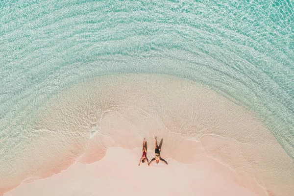 Pareja Acostada Famosa Playa Rosa Parque Nacional Komodo Color Turquesa — Foto de Stock