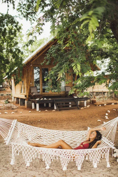 Kvinna Avkopplande Den Vita Handgjorda Macrame Hängmatta Tropisk Strand Begreppet — Stockfoto