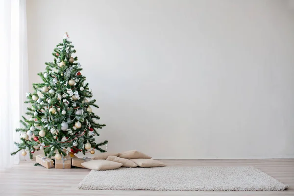 Beyaz oda yeni yıl Noel ağacı