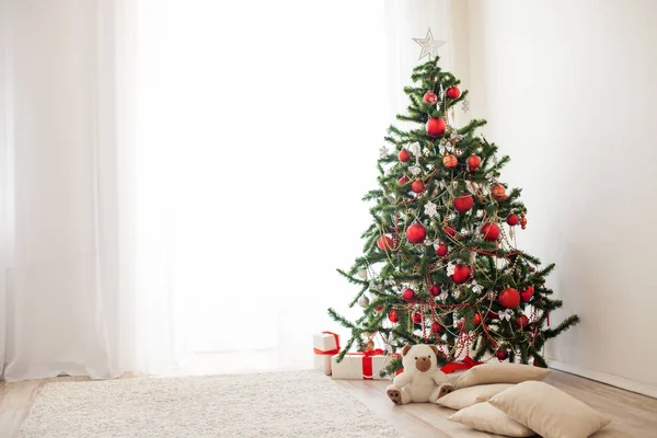 Παρουσιάζει το νέο έτος χριστουγεννιάτικο δέντρο — Φωτογραφία Αρχείου
