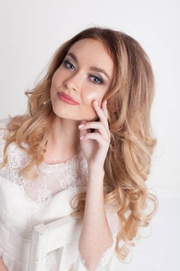 Gelin beyaz elbise güzel gözleri