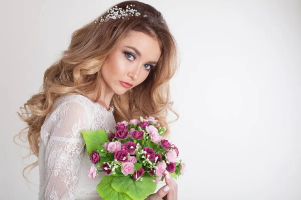 Braut im weißen Kleid schöne Augen — Stockfoto