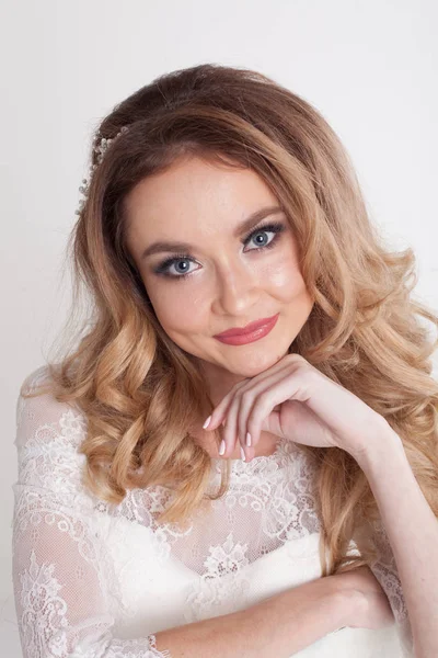 Gelin beyaz elbise güzel gözleri