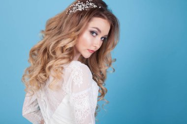 mavi zemin üzerine beyaz elbiseli güzel gelin