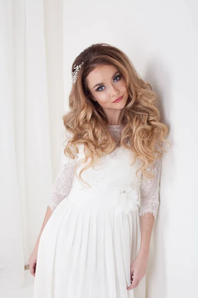 Noiva em vestido branco olhos bonitos — Fotografia de Stock