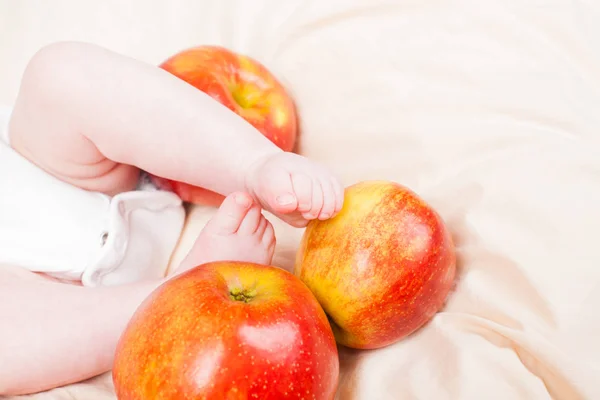 Babybein og røde, modne epler – stockfoto