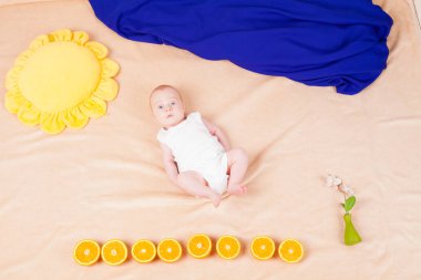 Güneş ve gökyüzü şeylerden bir çocuğun