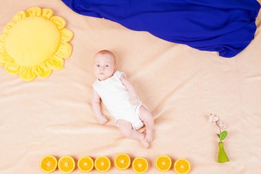 Güneş ve gökyüzü şeylerden bir çocuğun