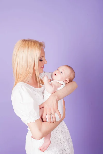 Mamá e hijo amor felicidad bebé — Foto de Stock