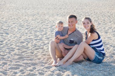 Anne baba oğul çakıl Plajı'nda