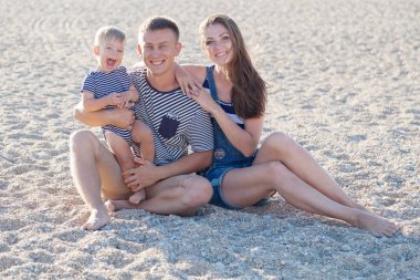 Anne baba oğul çakıl Plajı'nda