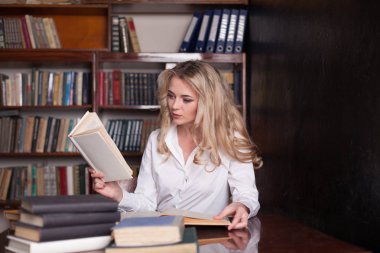 kitaplığındaki kitap ilginç sayfa bakarak öğretmen