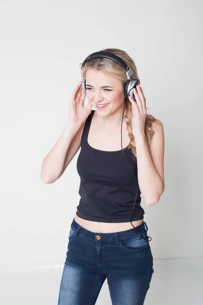 Dívka s hlavou telefony poslechu hudby — Stock fotografie