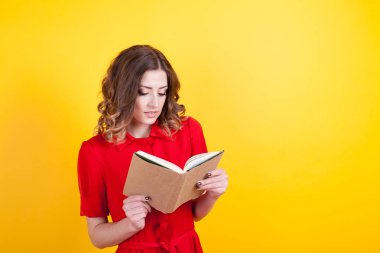 kadın Kırmızı elbiseli bir kitap tutuyor