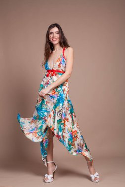 gülümseyerek poz renkli elbiseli kız