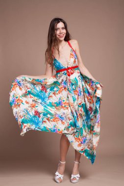 gülümseyerek poz renkli elbiseli kız