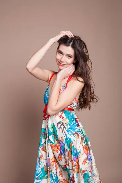 Дівчина в кольоровій сукні позує посмішки — стокове фото