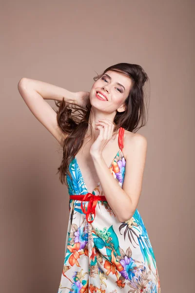 Menina em vestido colorido posando sorrisos — Fotografia de Stock