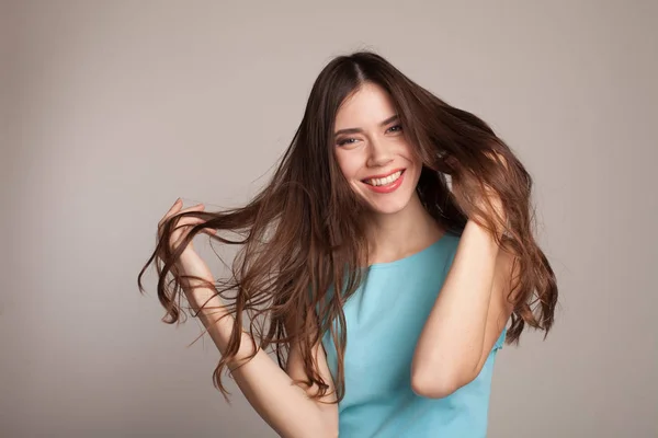 Menina bonita posando no estúdio — Fotografia de Stock