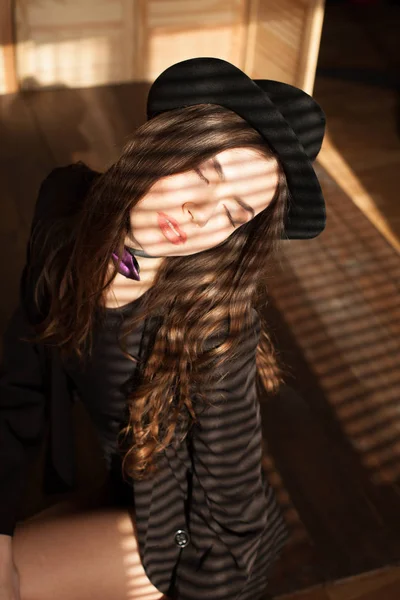 Gyönyörű lány kalapban fény az ablakban — Stock Fotó