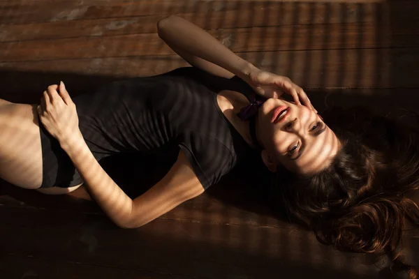 Όμορφο κορίτσι ξαπλωμένο στο πάτωμα του φωτός — Φωτογραφία Αρχείου