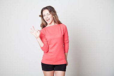 güzel kız eller Tamam simge gösterir