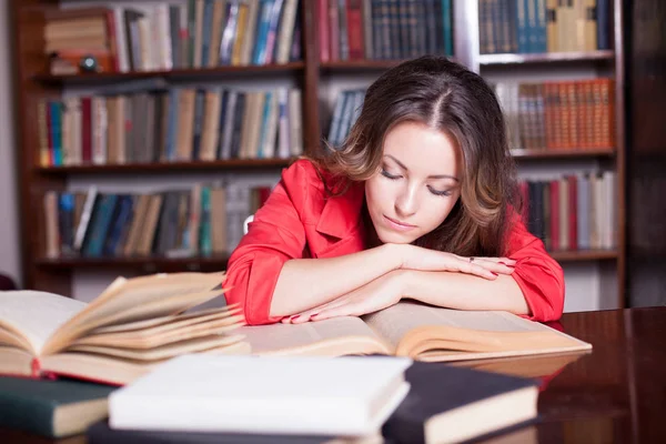 Ragazza lettura libro in biblioteca si sta preparando per gli esami — Foto Stock