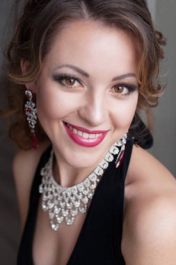Siyah gece elbisesi ile kız portresi jeweled