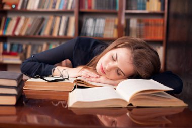 Kız okuma kitabı yorgun ve uykuya daldı