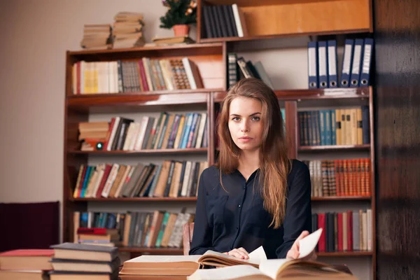 Chica se está preparando para el examen lee libros — Foto de Stock