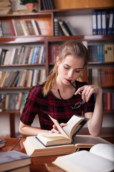 Fille se prépare pour l'examen lit des livres — Photo