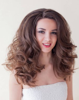 kız model beyaz odada poz