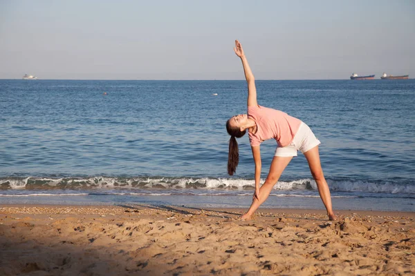 Het meisje houdt zich bezig met fitness en yoga — Stockfoto