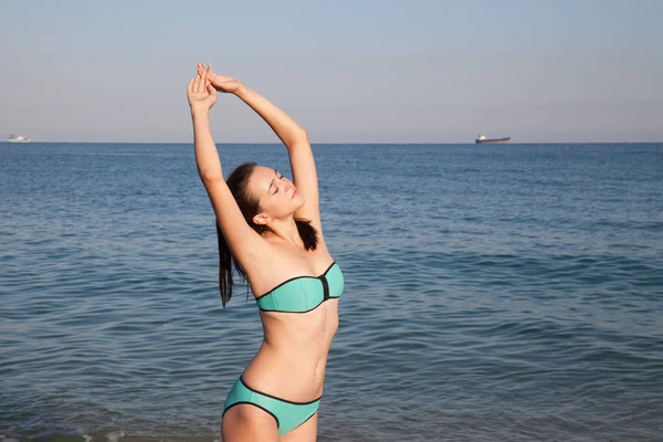 여자 수영복에는 바다에 서 — 스톡 사진
