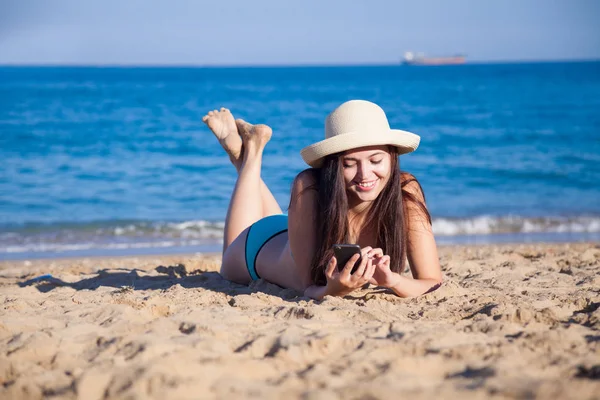 Κορίτσι στην παραλία θάλασσας μιλάμε στο τηλέφωνο — Φωτογραφία Αρχείου