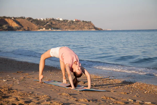 Het meisje houdt zich bezig met fitness en yoga — Stockfoto