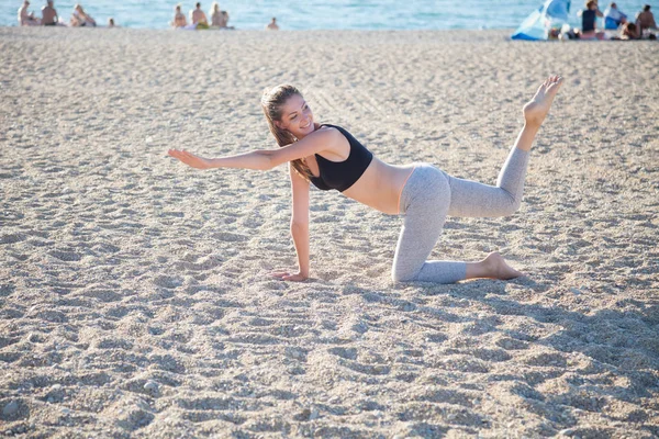 Mooi meisje die zich bezighouden met fitness Yoga — Stockfoto