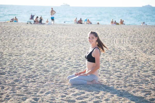 Mooi meisje die zich bezighouden met fitness Yoga — Stockfoto