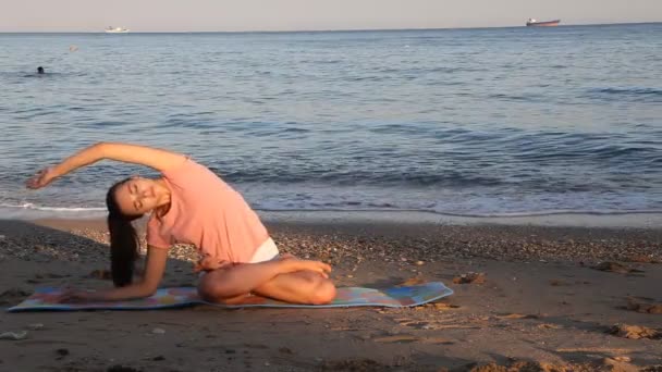 Menina vai para esportes na praia junto ao mar — Vídeo de Stock