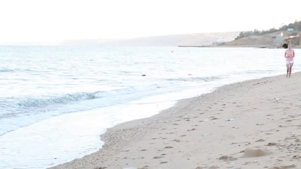 在早上的女孩沿着海边沙滩 — 图库视频影像