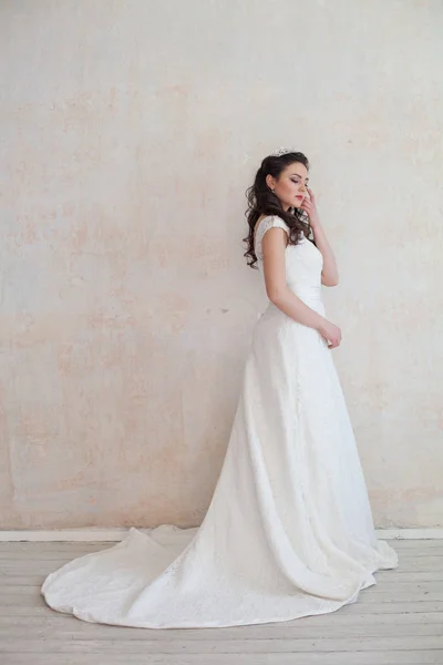 Prncessa com o vestido de noiva da coroa — Fotografia de Stock